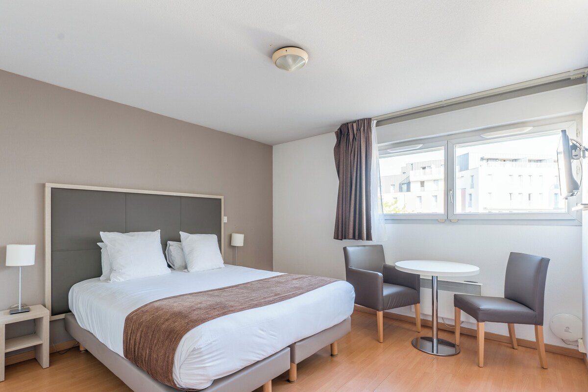 Studio Suite | Desk, iron/ironing board (on request), free WiFi, bed sheets
