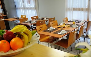 Fridge, microwave, stovetop, electric kettle - Sejours & Affaires Nantes Ducs de Bretagne (Nantes)