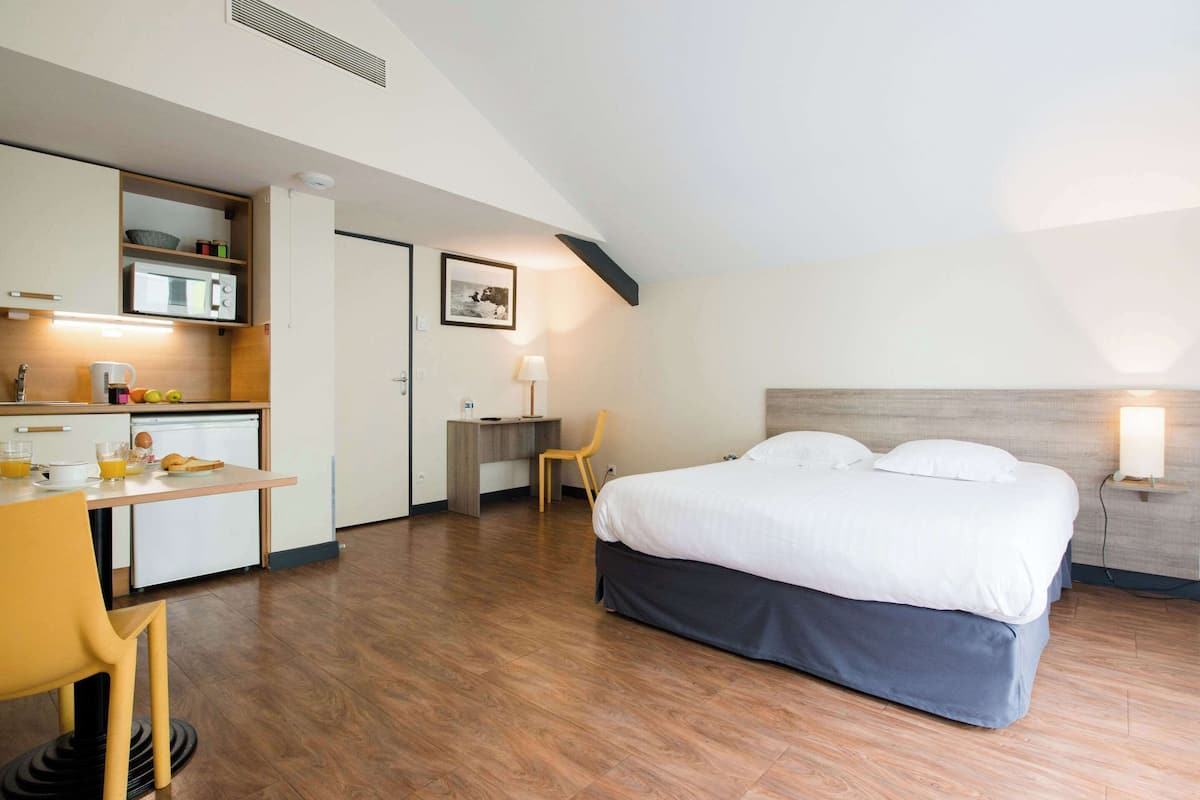 Studio supérieur | In-room safe, desk, soundproofing, iron/ironing board