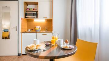 Studio standard | Caja de seguridad en la habitación, escritorio y insonorización