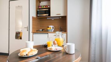 Studio standard | Private kitchen | Fridge, microwave, stovetop, electric kettle