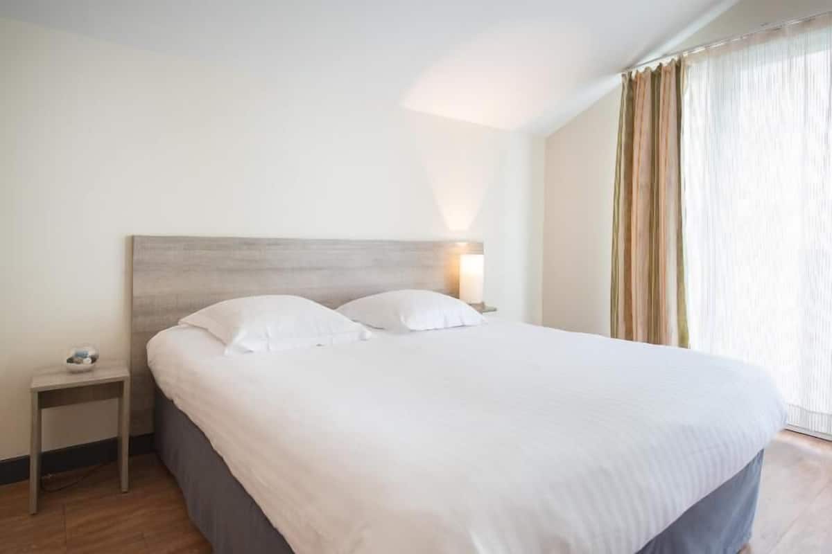 In-room safe, desk, soundproofing, iron/ironing board (on request)