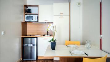 Fridge, microwave, stovetop, electric kettle