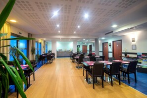 Desayuno buffet todos los días (con cargo) 