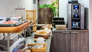 Se ofrece un desayuno bufé (12.90 EUR por persona)