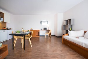 Caja de seguridad en la habitación y escritorio 