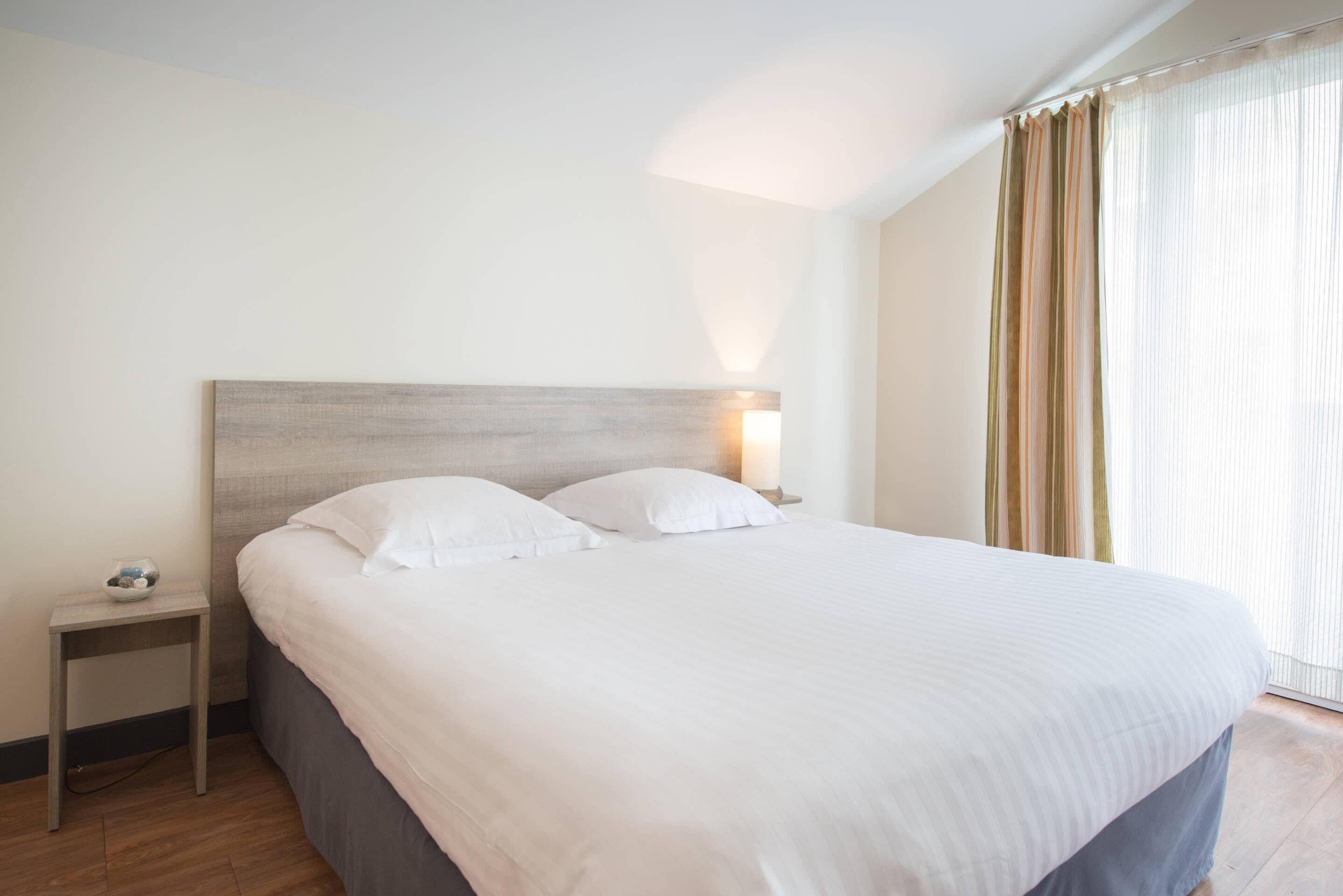 Zimmersafe, Schreibtisch, schallisolierte Zimmer, Bügeleisen/Bügelbrett