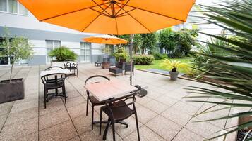 Se ofrece un desayuno bufé (12.90 EUR por persona)