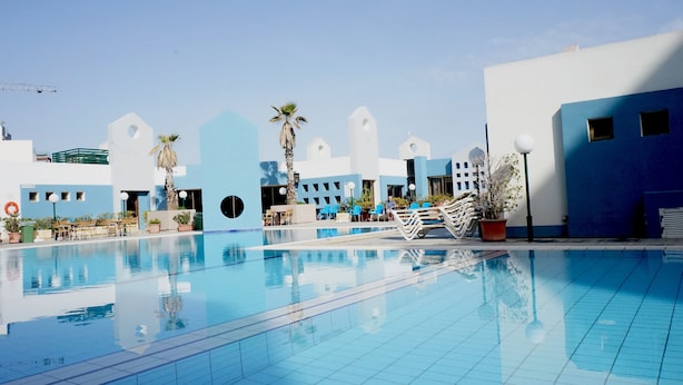 Outdoor pool - Burlington Apartments (St. Julian's)
