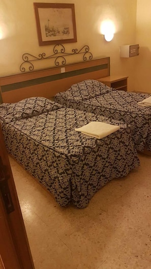 Blackout drapes, iron/ironing board, free WiFi, bed sheets - Burlington Apartments (St. Julian's)