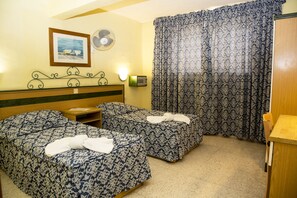 Blackout curtains, iron/ironing board, free WiFi, bed sheets - Burlington Apartments (St. Julian's)