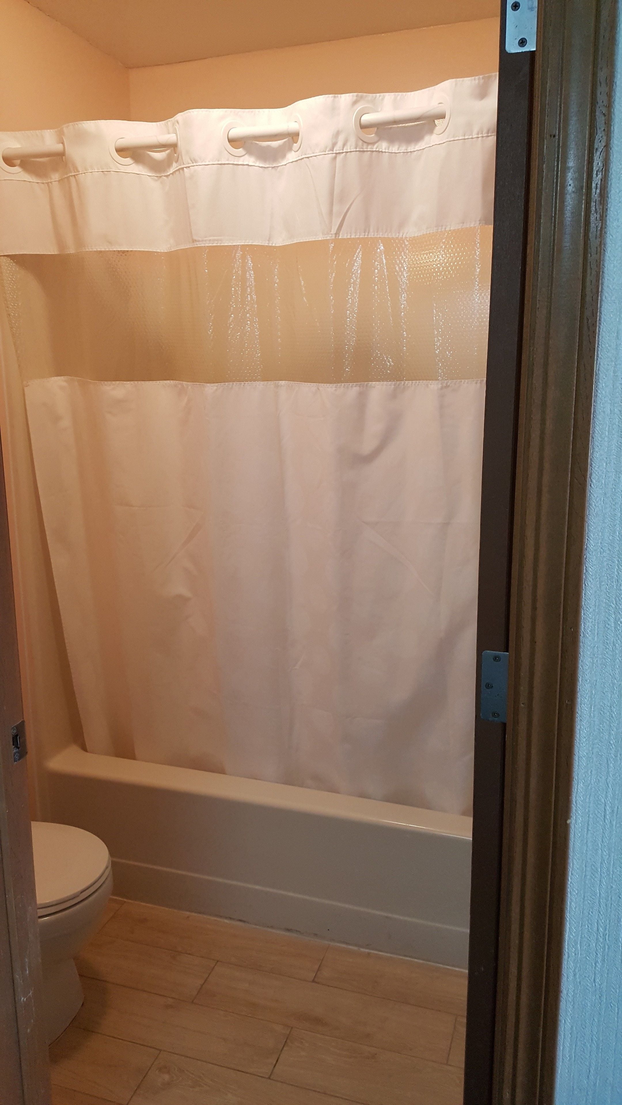 standard double room | bathroom | combined shower/bathtub, free toiletries, hair dryer, towels