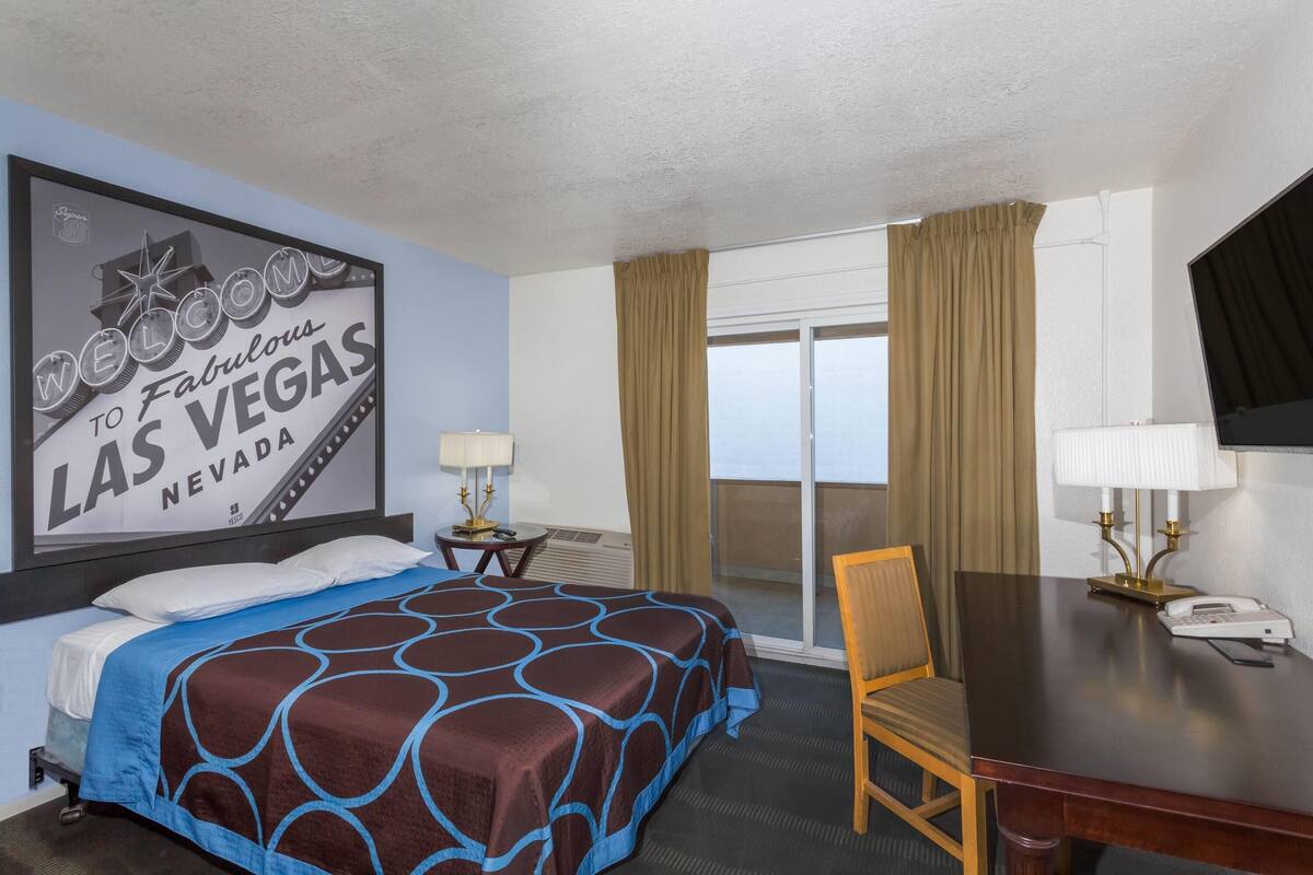 Deluxe Room, 1 Queen Bed, Non Smoking | Desk, blackout curtains, iron/ironing board (on request), free WiFi