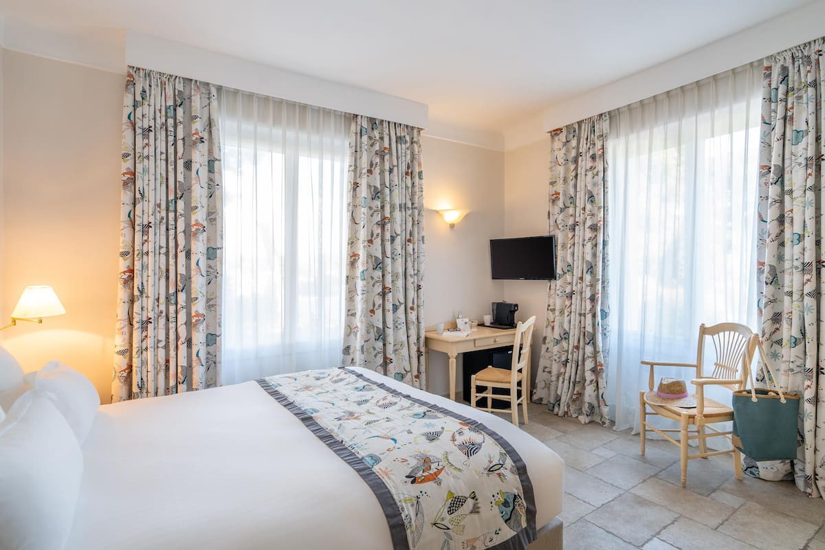 Standaard kamer, 1 queensize bed, niet-roken, op benedenverdieping (Twin bed on request) | Een minibar, een kluis op de kamer, een strijkplank/strijkijzer