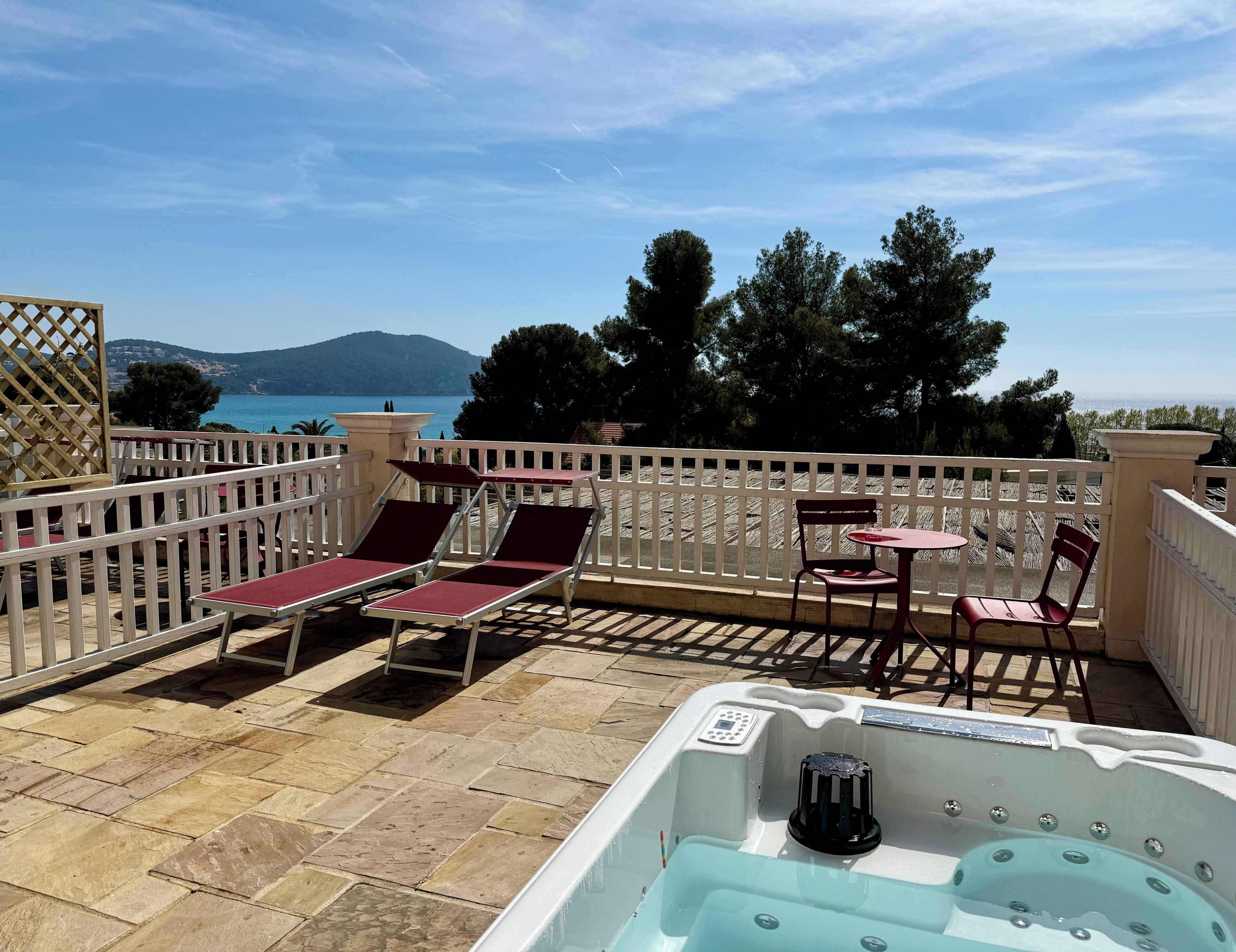 Deluxe Room, 1 Queen Bed, Jetted Tub, Sea View | Minibar, in-room safe, iron/ironing board, free cribs/infant beds