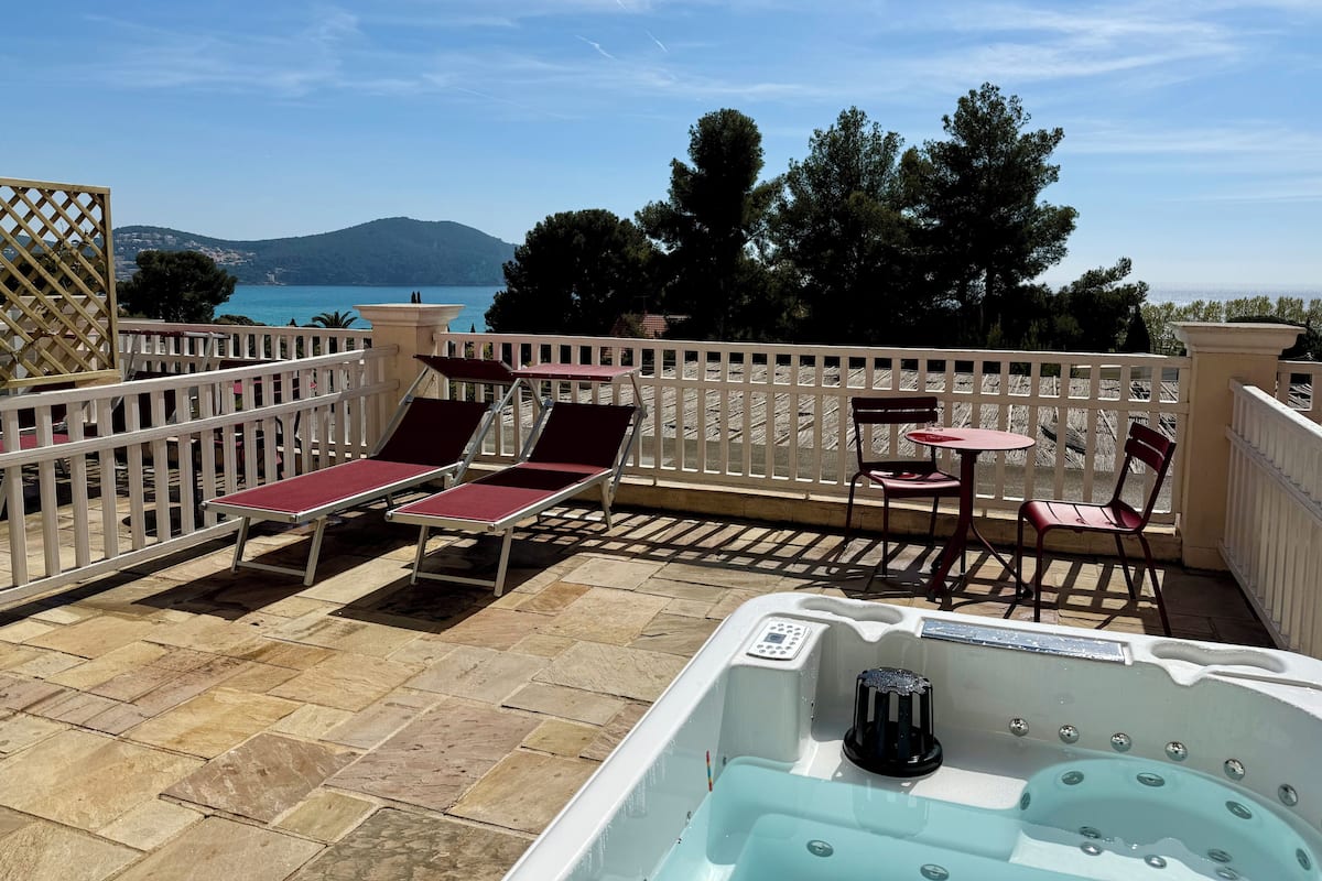 Deluxe Room, 1 Queen Bed, Jetted Tub, Sea View | Minibar, in-room safe, iron/ironing board, free cribs/infant beds