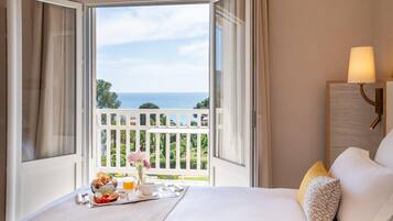 Chambre Deluxe, 1 grand lit, balcon, vue mer (Twin bed on request) | Minibar, coffres-forts dans les chambres, fer et planche Ă repasser