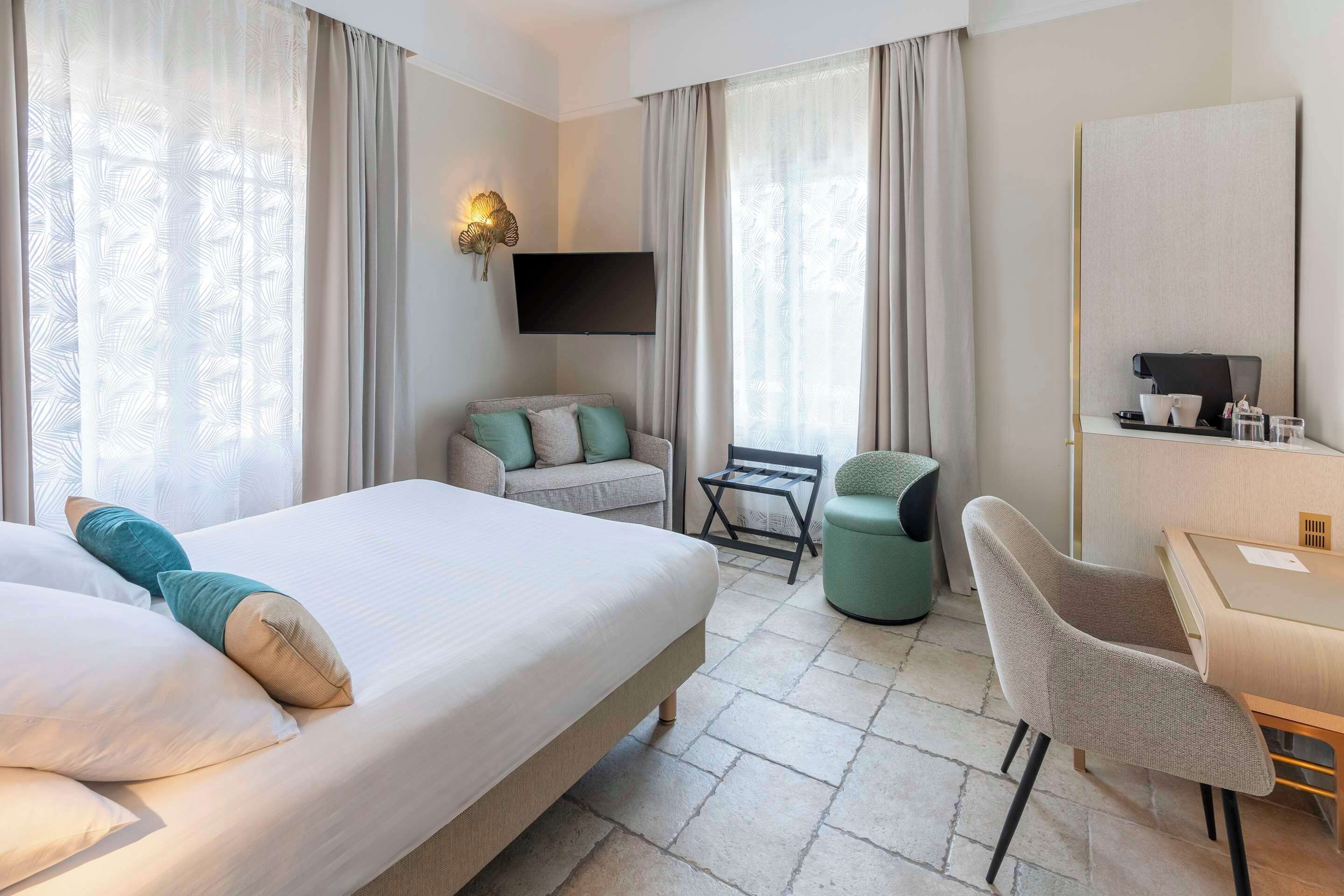 Minibar, coffres-forts dans les chambres, fer et planche à repasser