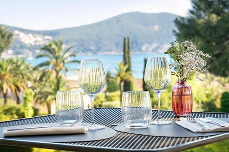 Serviço de jantar, culinária mediterrânea, restaurante ao ar livre . Grand Hotel Des Lecques, BW Signature Collection