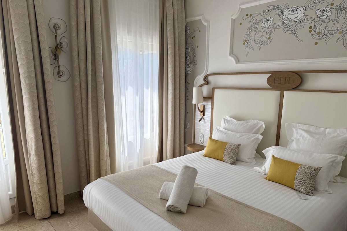 Minibar, in-room safe, iron/ironing board (on request), WiFi (free)