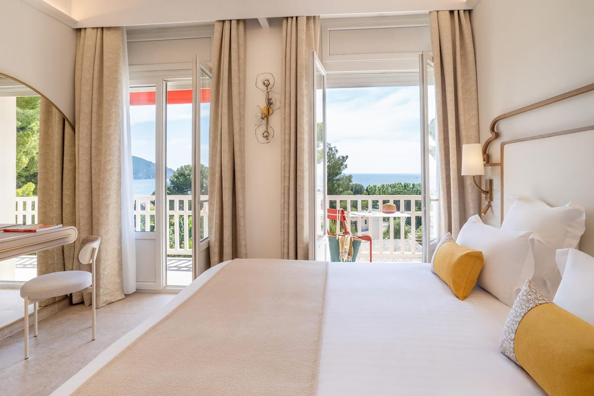 デラックス ルーム クイーンベッド 1 台 バルコニー シービュー (Twin bed on request) | ミニバー、セーフティボックス (室内)、アイロン / アイロン台、WiFi (無料)