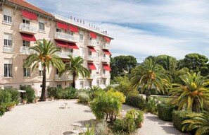 Front of property - Grand Hotel Des Lecques, BW Signature Collection (Saint-Cyr-sur-Mer)