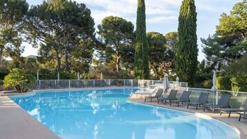 Piscine extérieure (ouverte en saison), parasols de plage