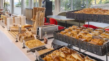 Frukostbuffé varje dag (EUR 19 per person)
