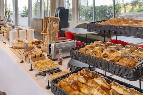 Daily buffet breakfast (EUR 19 per person)