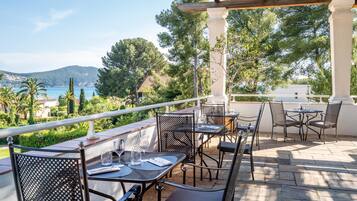 Serveert diner, Mediterrane gerechten, openlucht dineren