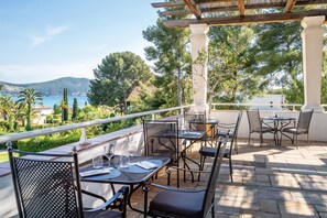 Dinner served, Mediterranean cuisine, al fresco dining  - Grand Hotel Des Lecques, BW Signature Collection (Saint-Cyr-sur-Mer)