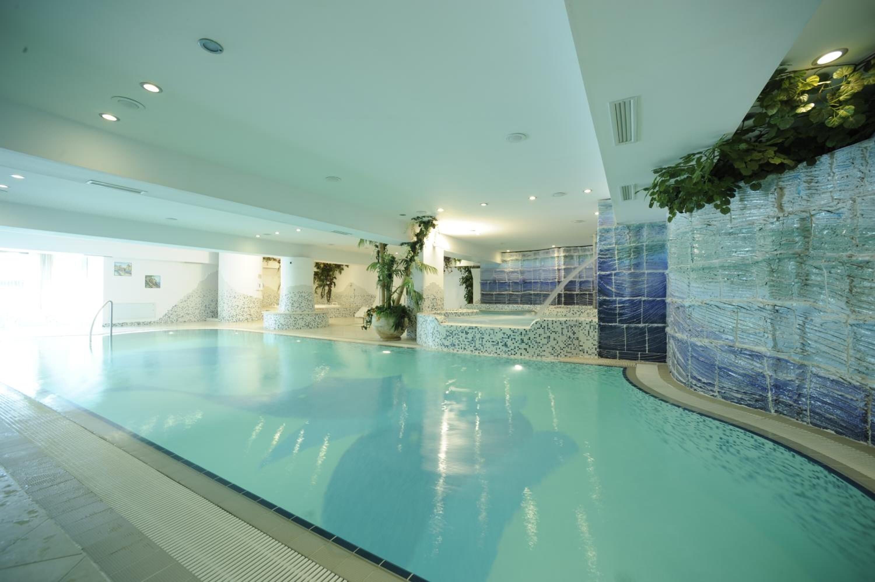 2 indoor pools