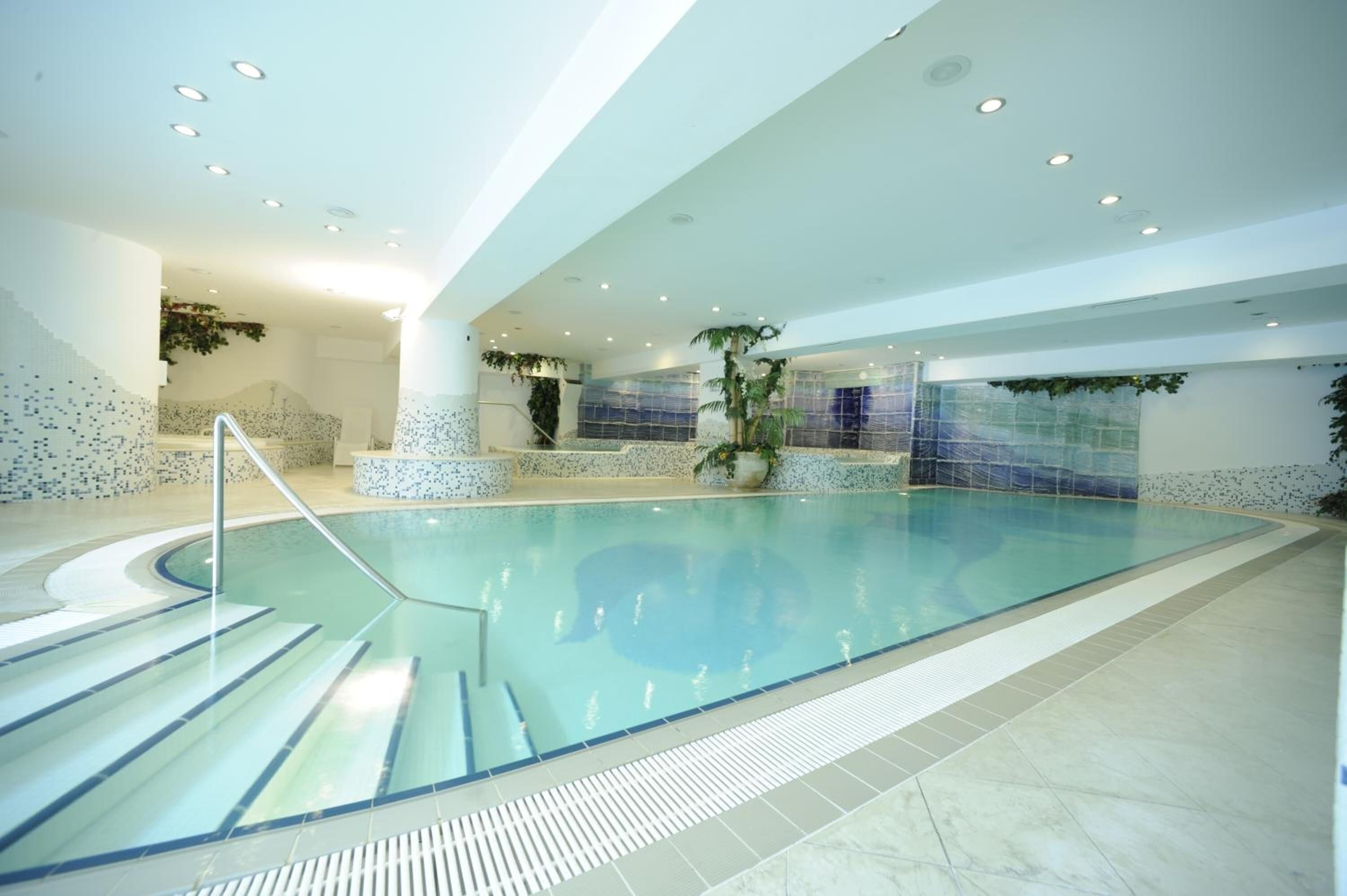 2 indoor pools