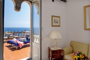 Suite clásica, vistas al mar | Minibar, caja fuerte, escritorio y wifi gratis