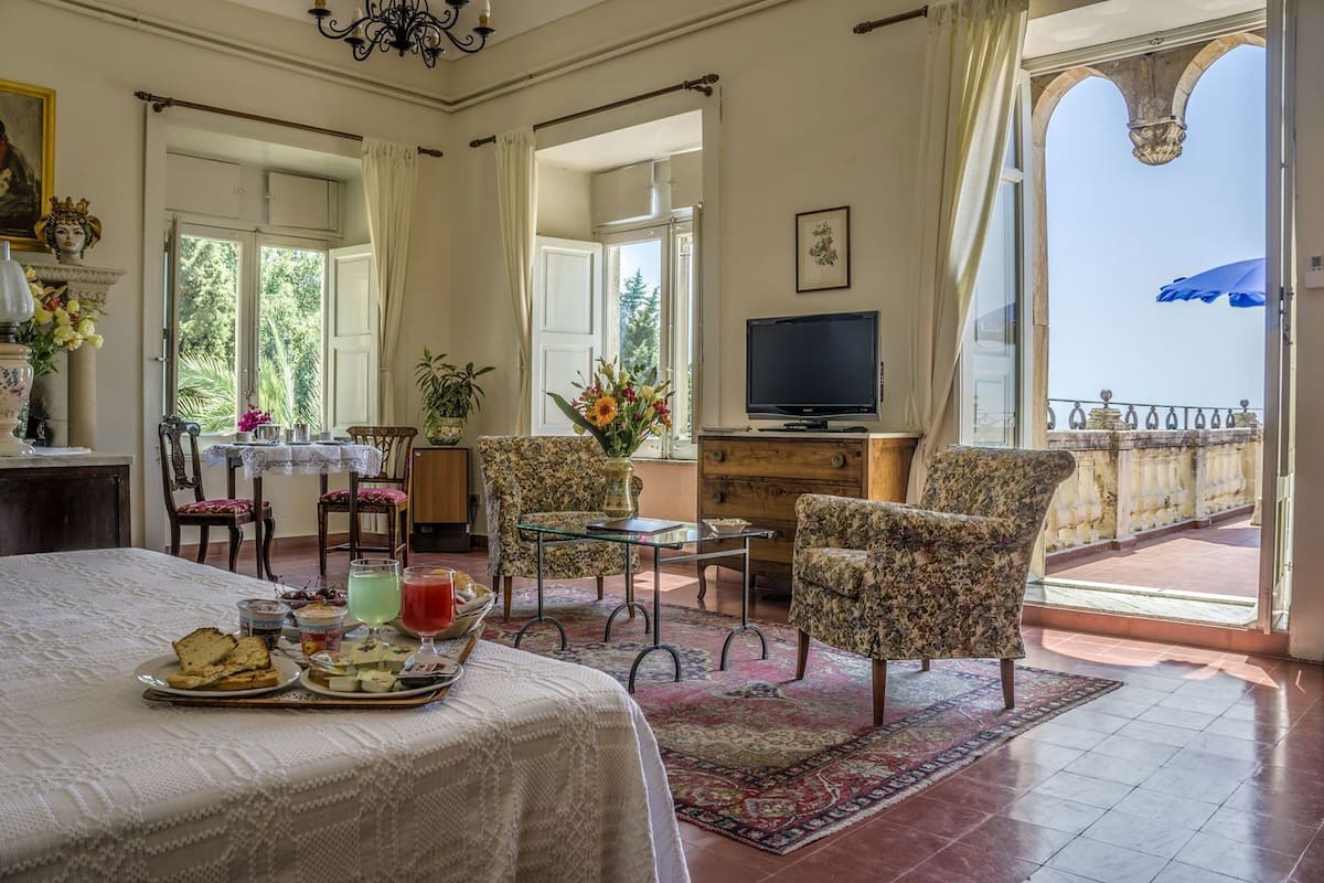 Suite clásica, vista al mar | 1 habitación, minibar, caja de seguridad en la habitación y escritorio