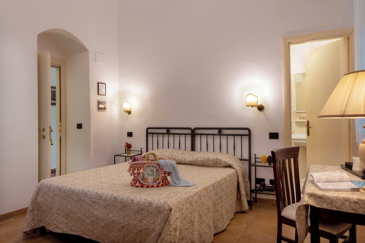 Doppia Economy, vista cortile | 1 camera, minibar, una cassaforte in camera, una scrivania