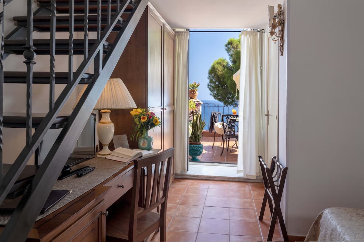 Camera quadrupla, vista mare | 1 camera, minibar, una cassaforte in camera, una scrivania