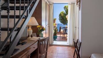 Vierbettzimmer, Meerblick | 1 Schlafzimmer, Minibar, Zimmersafe, Schreibtisch