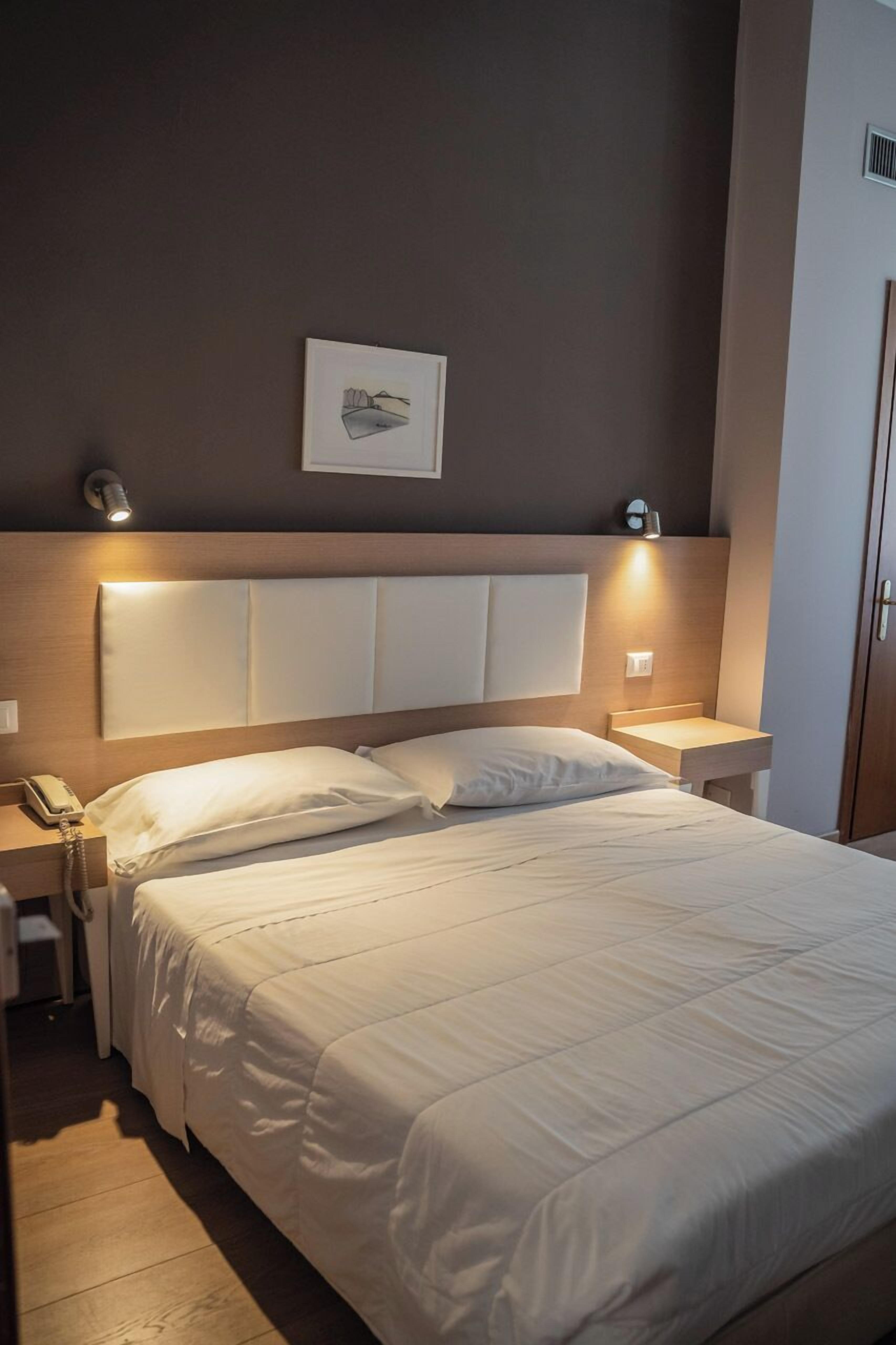 Minibar, caixa forta a l'habitació i escriptori 