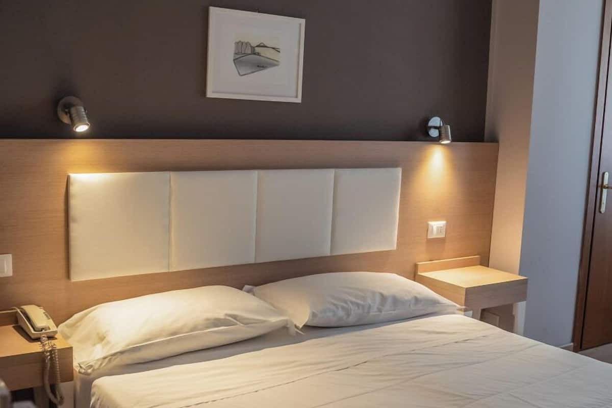 Minibar, caja de seguridad en la habitación y escritorio