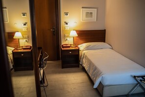 Standard Single Room | Bathroom | Combined shower/bathtub, hair dryer, bidet, towels - Hotel  Mediterraneo (Palermo)