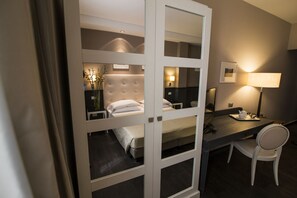 Superior Triple Room | Minibar, in-room safe, desk, soundproofing - Hotel  Mediterraneo (Palermo)