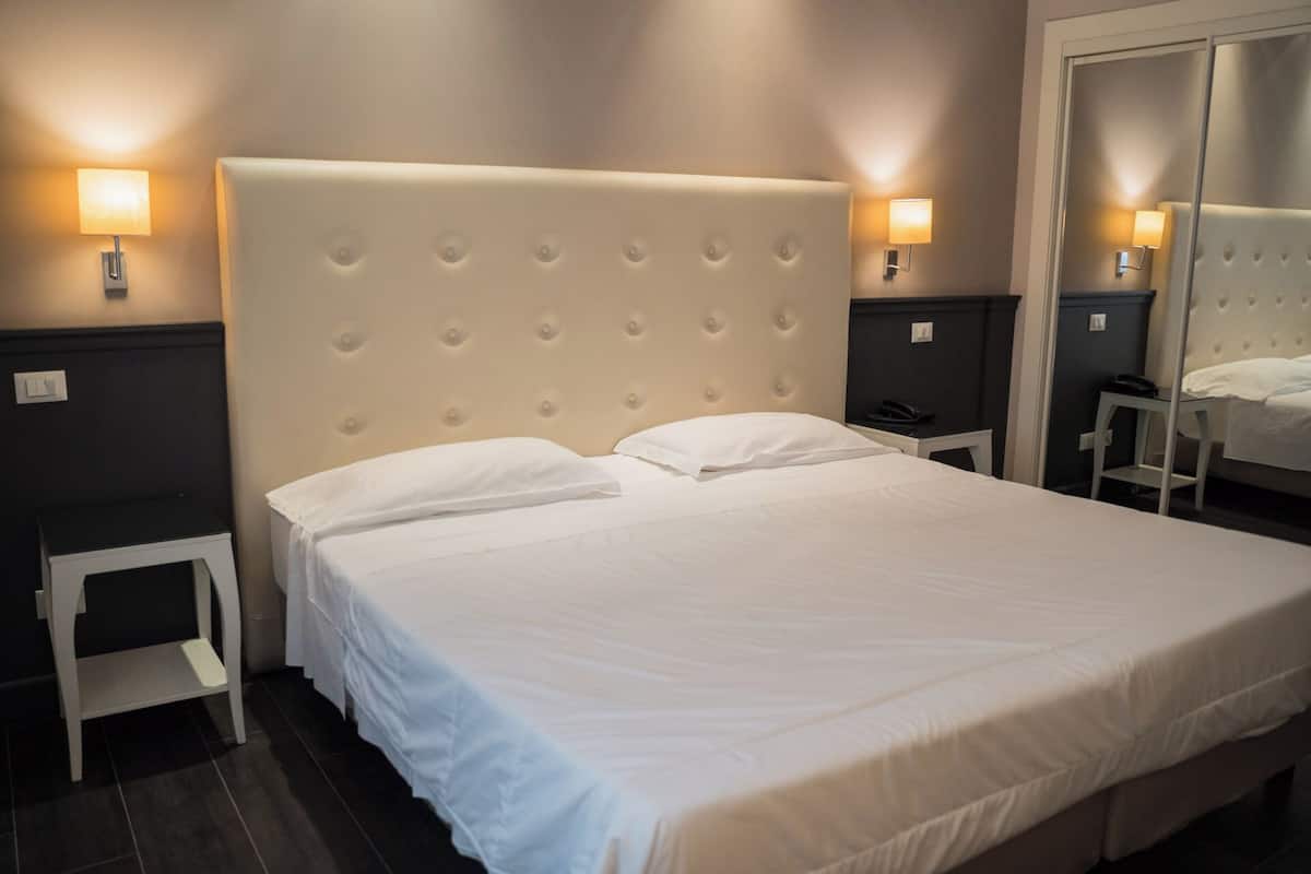 Minibar, caja de seguridad en la habitación y escritorio