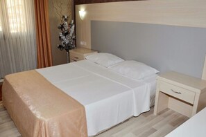 Minibar, in-room safe, desk, iron/ironing board - Florya Park Hotel (Istanbul)