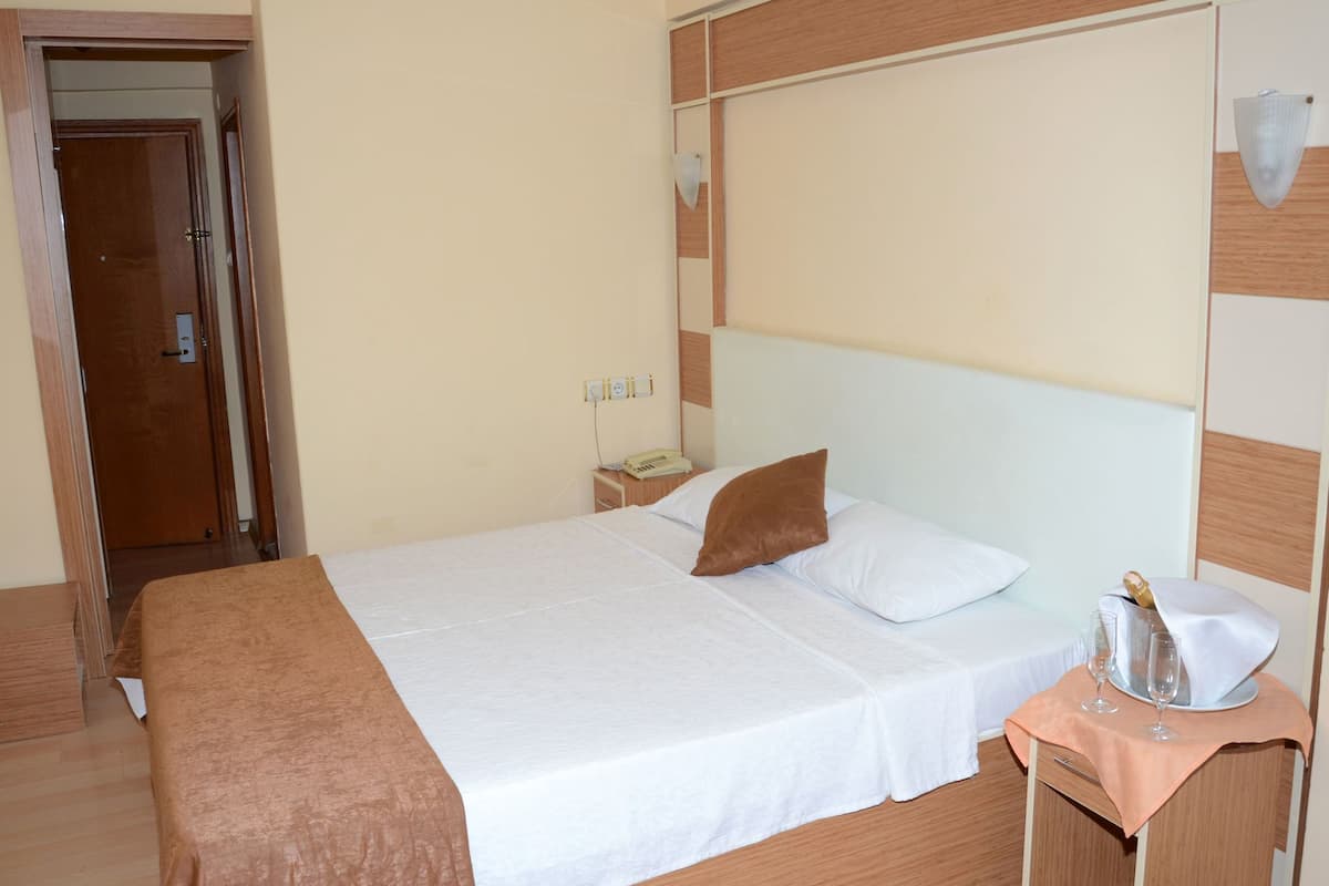 Twin Room | Minibar, in-room safe, desk, iron/ironing board