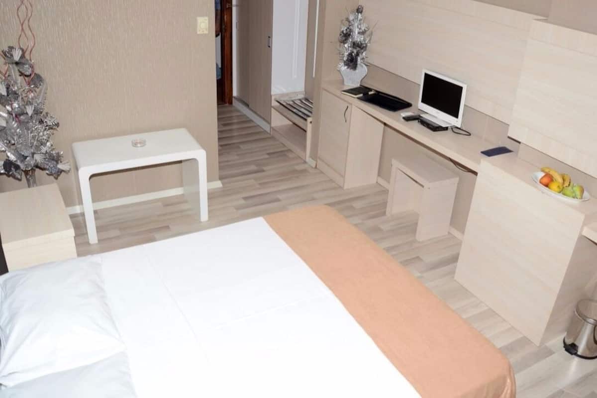 Suite | Minibar, in-room safe, desk, iron/ironing board