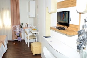 Phòng Suite | Minibar, két bảo mật tại phòng, bàn, bàn ủi/dụng cụ ủi quần áo