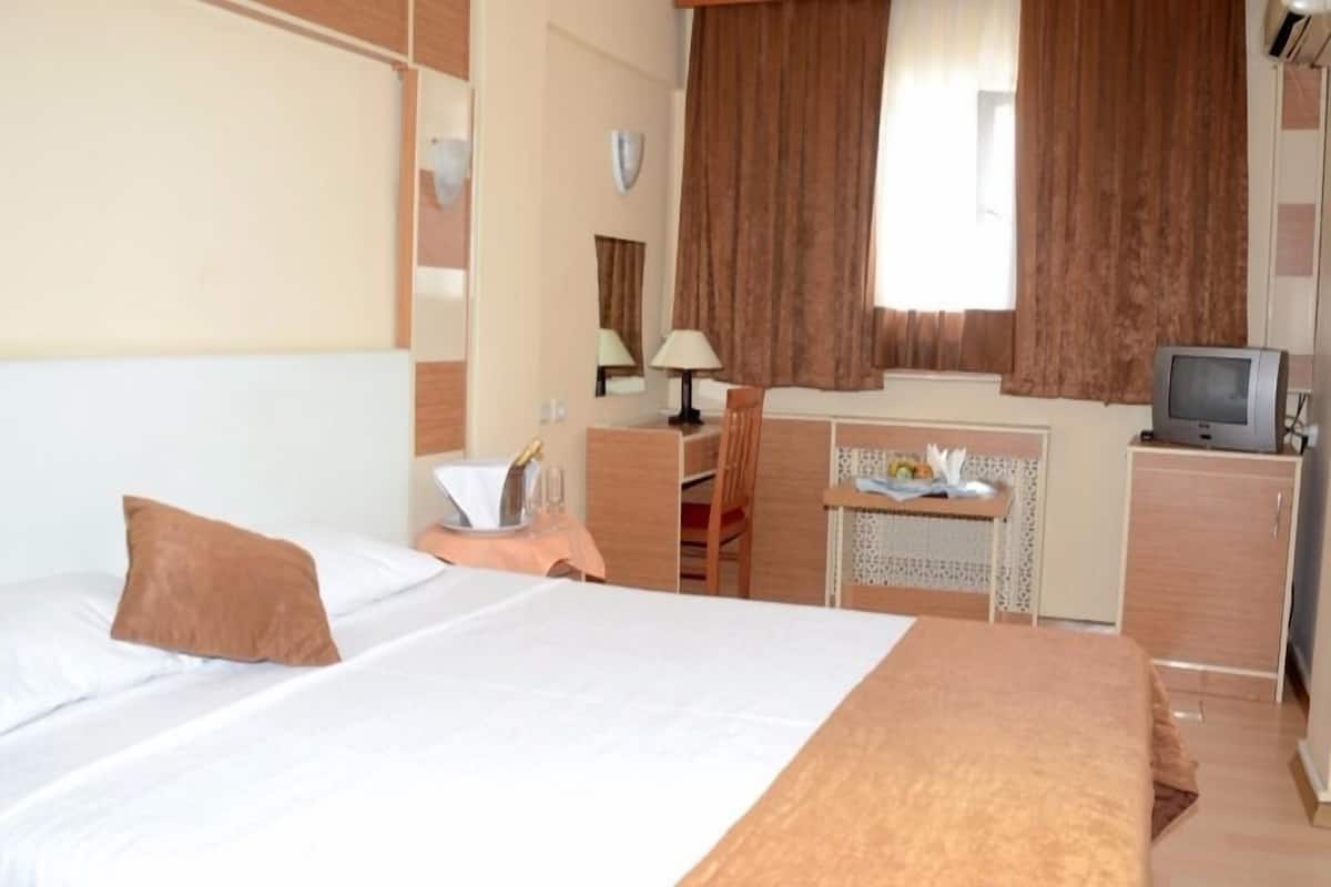Kamar Double, pemandangan kota | Minibar, brankas, meja kerja, dan setrika/meja setrika