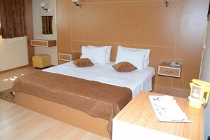 Minibar, in-room safe, desk, iron/ironing board - Florya Park Hotel (Istanbul)