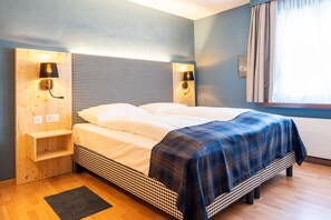 Comfort Double Room | Minibar, in-room safe, desk, free WiFi - Hotel Bären (St. Moritz)